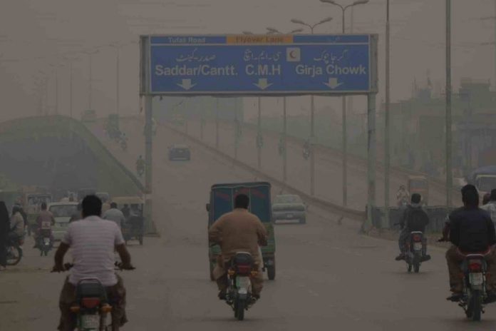 The report maintained that since virtually the entire population of Pakistan breathes air that doesn't meet the PM2.5 standard set at 15 µg/m³, people's life expectancy could be increased by 2.3 years if the country is able to meet its own PM2.5 standard. 