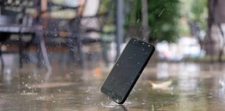 Useful tips to protect mobile phone from getting wet during rain