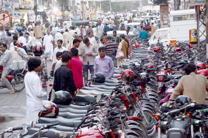 لاہور : ہال روڈ پر موٹر سائیکل کی پارکنگ کے باعث لوگوں کو آمدو رفت میں مشکلات کا سامنا ہے