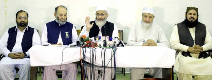 لاہور :امیر جماعت اسلامی سینیٹر سراج الحق منصورہ میں مرکزی مجلس شوریٰ کے تین روزہ اجلاس کے بعد میڈیا سے گفتگو کر رہے ہیں ،سینیٹر مشتاق خان ،محمد حسین محنتی اور جاوید قصوری و دیگر موجود ہیں