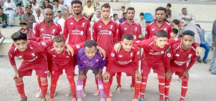 کراچی : ملک محمد خان شہید فٹبال ٹورنامنٹ میں شریک ٹیم کا میچ سے قبل لیاگیا گروپ فوٹو