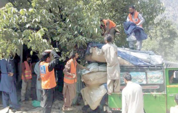 نیلم،الخدمت فائونڈیشن آزاد کشمیر کے رضا کارلیسوا کے متاثرین میں امدادی سامان تقسیم کررہے ہیں