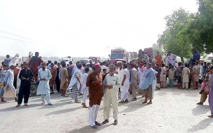 نوڈیرو : نہری پانی کی قلت کیخلاف آبادگاروں نے احتجاجاً لاڑکانہ سکھر قومی شاہراہ بند کر رکھی ہے