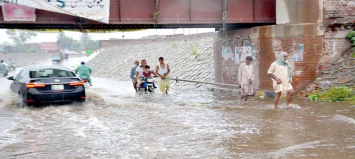 گوجرانوالہ،موسلادھاربارش کے بعد مرکزی شاہراہوں پر پانی کھڑا ہے