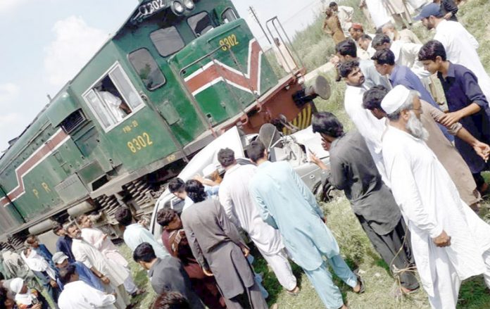 راولپنڈی،ترنول میں ٹرین اور کار حادثے کے بعد لوگ امدادی کاموں میں مصروف ہیں