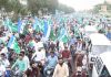 کراچی: جماعت اسلامی کے تحت سہراب گوٹھ تا مزار قائد ہونے والے عظیم الشان عوامی مارچ کے شرکاء شاہراہ پاکستان سے گزر رہے ہیں