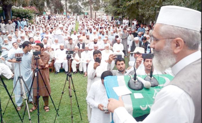 امیر جماعت اسلامی پاکستان سراج الحق تیمرگرہ میں ورکرز کنونشن سے خطاب کررہے ہیں