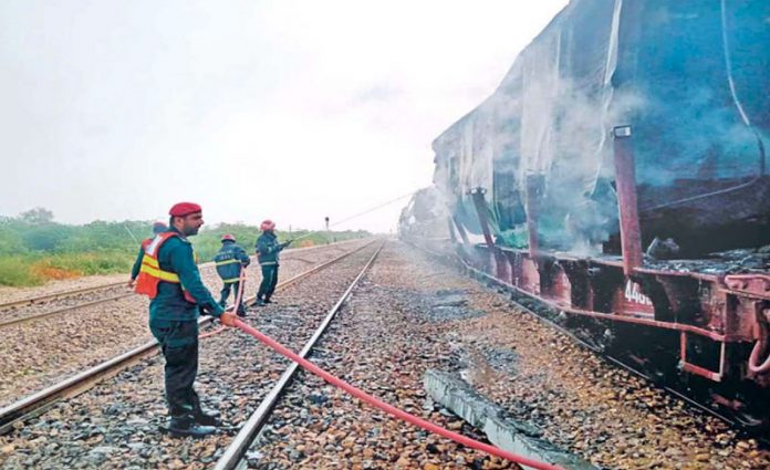 بہاولپور: فائر فائٹر اکبر ایکپسریس کے پاور ڈبے میں لگنے والی آگ بجھارہا ہے