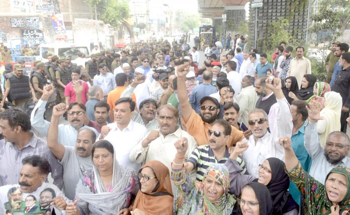 لاہور: مسلم لیگ (ن) کے کارکنان صوبائی اسمبلی میں اپوزیشن لیڈر حمزہ شہباز کی پیشی کے دوران حق میں مظاہرہ کررہے ہیں