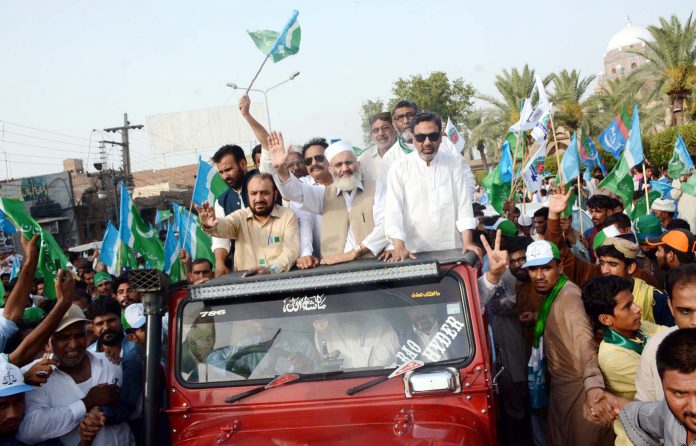 ملتان: امیر جماعت اسلامی پاکستان سراج الحق مہنگائی اور اضافی ٹیکسوں کے خلاف احتجاج کے دوران ہاتھ ہلا کر کارکنان کے نعروں کا جواب دے رہے ہیں