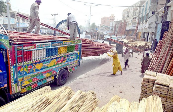 حیدرآباد ،ریلوے ٹریک پر بنی غیرقانونی دکانیں تجاوزات کیخلاف آپریشن سے قبل خالی کی جارہی ہیں