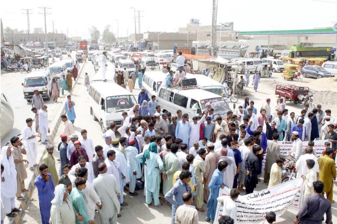 لاڑکانہ : محکمہ ٹرانسپورٹ کی جانب سے لائی گئی بسوں کیخلاف ٹرانسپورٹرز کی جانب سے قومی شاہراہ پر احتجاج کیا جارہا ہے