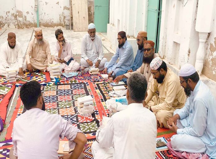 امیرجماعت اسلامی سکھر مولانا حزب اللہ جکھرو مقامی امرا کے اجلاس کی صدارت کررہے ہیں