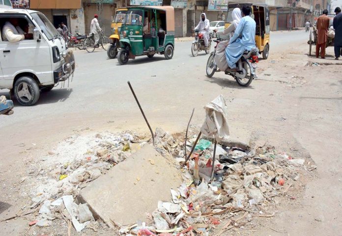 کوئٹہ ،سرکی روڈ پر کھلا نالہ شہریوں اور ٹریفک کی آمدورفت میں شدید مشکلات کا باعث بنا ہوا ہے