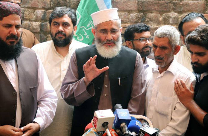 لاہور : امیر جماعت اسلامی پاکستان سینیٹر سراج الحق پاک فوج کے شہید جوان تیمور کے والد کے ساتھ میڈیا سے گفتگو کررہے ہیں