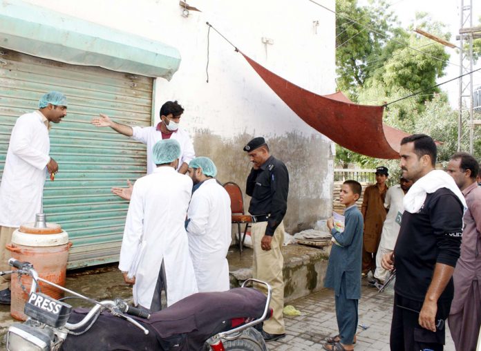 لاڑکانہ : سندھ فوڈ اتھارٹی کا عملہ برف کے کارخانے پر چھاپے کے دوران معیار کا جائزہ لے رہے ہیں