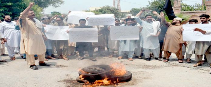 پشاور،ریلوے پولیس کے ہاتھوں ستائے گئے شہری احتجاج کے دوران ٹائرنذرتش کررہے ہیں