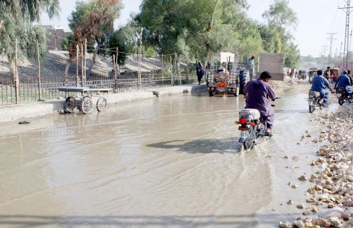 لاڑکانہ : اسٹیڈیم روڈ کی خستہ حالی کے سبب پانی جمع ہے جو آمدو رفت میں مشکلات کا باعث ہے