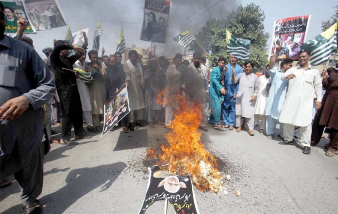 پشاور،تاجربرادری مقبوضہ کشمیر میں بھارتی مظالم کیخلاف احتجاج کے دوران مودی کی تصویر نذرآتش کررہے ہیں