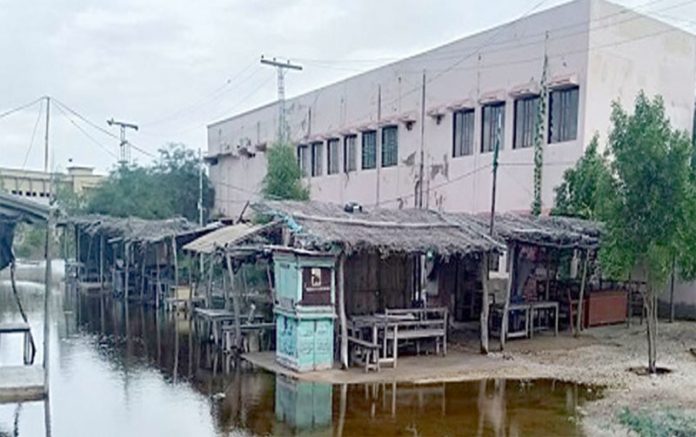 بدین ،ڈی سی دفتر کے سامنے بارش کاپانی ابھی تک جمع ہے جو مقامی انتظامیہ کی کارکردگی کا پول کھول رہا ہے