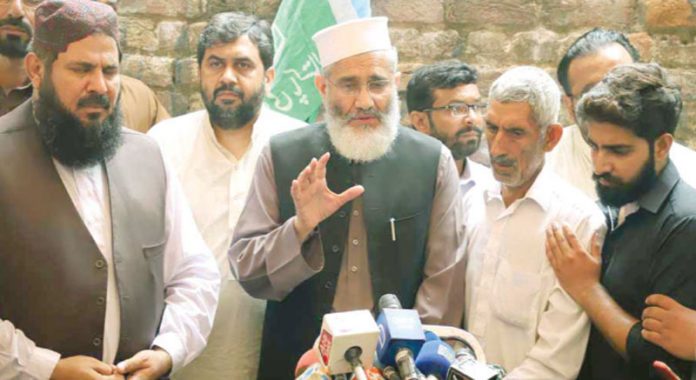 لاہور : امیر جماعت اسلامی پاکستان سراج الحق پاک فوج کے شہید جوان تیمور کے والد کے ساتھ میڈیا سے گفتگو کررہے ہیں