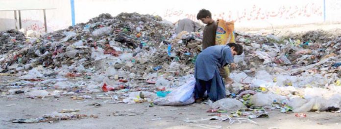 کوئٹہ ،خانہ بندوش بچے کچرے کے ڈھیر سے کارآمد اشیا تلاش کرنے میں مصروف ہیں