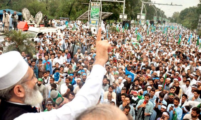 اسلام آباد: امیر جماعت اسلامی پاکستان سینیٹر سراج الحق بھارتی ہائی کمیشن کے باہرمارچ سے خطاب کررہے ہیں