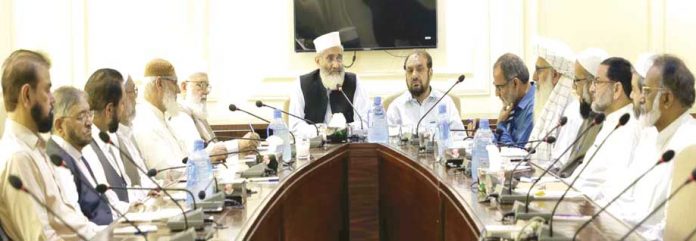 لاہور: امیر جماعت اسلامی پاکستان سینیٹر سراج الحق منصورہ میں مرکزی ذمے داران کے اجلاس سے خطاب کررہے ہیں