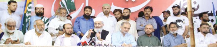 امیر جماعت اسلامی پاکستان سینیٹر سراج الحق آزادی کشمیر مارچ کی تیاریوں کے حوالے سے شاہراہ فیصل پر مرکزی استقبالیہ کیمپ پر میڈیا سے گفتگو کررہے ہیں۔اس موقع پر سیکرٹری جنرل جماعت اسلامی  پاکستان امیر العظیم، امیر کراچی حافظ نعیم الرحمن، سیکرٹری کراچی عبدالوہاب، نائب امیر کراچی ڈاکٹر اسامہ رضی ، امیر ضلع قائدین سیف الدین بھی موجود ہیں