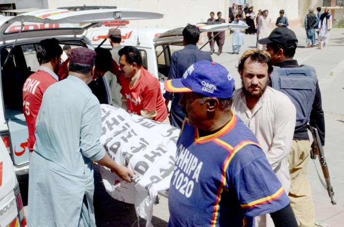 کوئٹہ: مشرقی بائی پاس پر سی ٹی ڈی کی کارروائی میں ہلاک ہونیوالے ملزمان کی لاشیں اسپتال منتقل کی جارہی ہیں