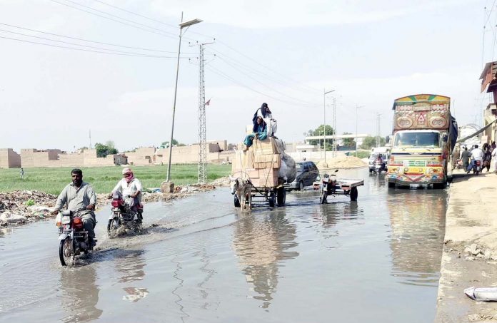 لاڑکانہ : او پی ایف کالونی روڈ پر سیوریج کا پانی جمع ہے جو آمدو رفت میں مشکلات اور انتظامی نااہلی کا ثبوت ہے