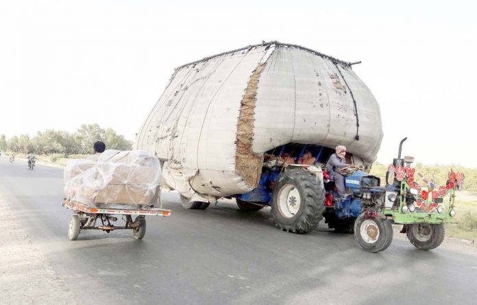 لاڑکانہ : ٹریکٹر پر حد سے زیادہ وزن لاد کر لے جایا جارہا ہے جو کسی حادثے کا باعث بن سکتا ہے