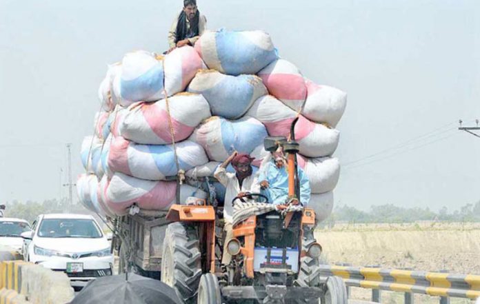 ملتان ،ٹریکٹر ٹرالی پر لدا سامان کسی بھی حادثے کا باعث بن سکتا ہے