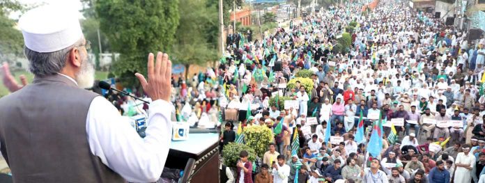 گجرات: امیر جماعت اسلامی پاکستان سینیٹر سراج الحق آزادی کشمیر مارچ سے خطاب کررہے ہیں