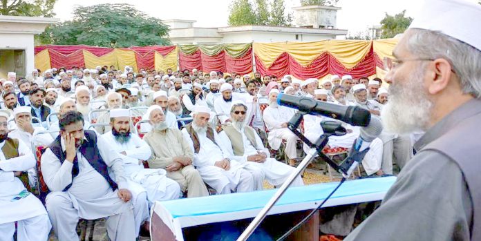 امیر جماعت اسلامی پاکستان سینیٹر سراج الحق نوشہرہ میں اجتماع ارکان سے خطاب کررہے ہیں