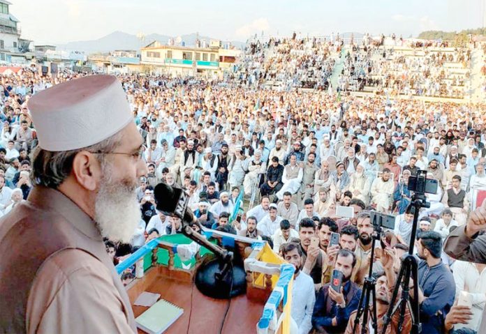 راولاکوٹ: امیر جماعت اسلامی پاکستان سینیٹر سراج الحق عز م جہاد کشمیر کانفرنس سے خطاب کررہے ہیں