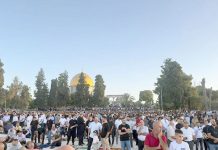 مقبوضہ بیت المقدس:اسرائیلی فوج اور پولیس کی پابندیوں کے باوجود رکاوٹیں عبور کرکے فلسطینی مسلمانوں کی بڑی تعداد مسجد اقصیٰ میں نماز عید الاضحی کی ادائیگی کے لیے موجود ہے