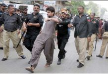 حیدرآباد: عمران خان کی رہائی کے لیے مظاہرہ کرنے والے پی ٹی آئی کارکن کو پولیس گرفتار کر کے لے جا رہی ہے