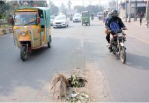 فیصل آباد،مرکزی شاہراہ پر کھلا ہوا مین ہول کسی بھی حادثے کاباعث بن سکتاہے