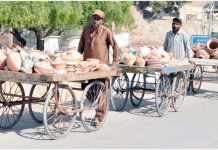 حیدرآباد: شہری گھر کی کفالت کے لیے مٹی کے برتن بیچ رہے ہیں