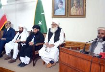 کوئٹہـ:جماعت اسلامی بلوچستان کے امیر مولانا ہدایت الرحمن سبکدوش ہونے والے ایران کے قونصل جنرل حسن درویش کی الوداعی تقریب سے خطاب کررہے ہیں