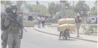 ہیٹی : جرائم پیشہ گروہ کے حملوں کے بعد سڑک پر فوجی اہل کار الرٹ کھڑے ہیں