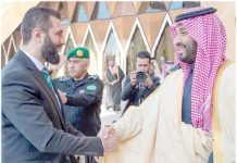 سعودی ولی عہد محمد بن سلمان شامی صدر احمد الشرع کا استقبال کررہے ہیں